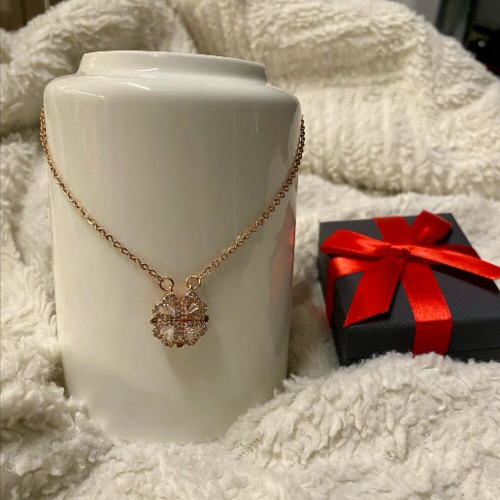 Hearts and clover pendant necklace in rose gold, with gift box